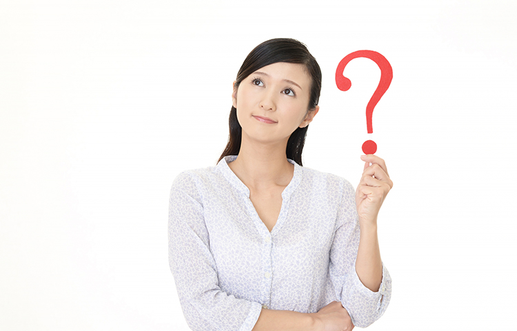 考える女性