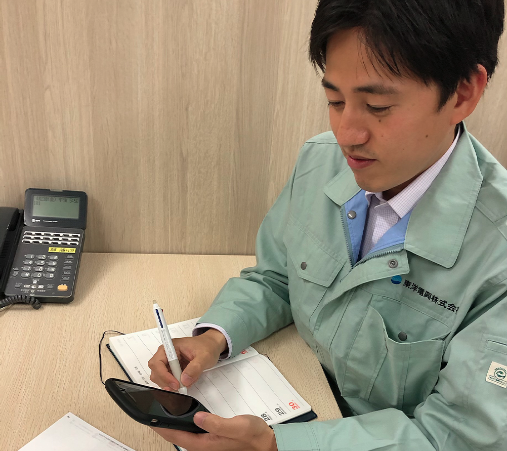 LINEビデオ通話でお客様の様子を見るエアコン総本店の営業マン