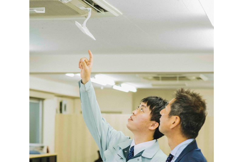 エアコン総本店スタッフがエアコンの説明をする写真