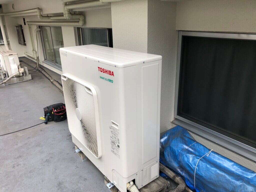 東芝 業務用エアコン 新宿区 麻雀倶楽部 交換工事<br>旧室外機の移動 