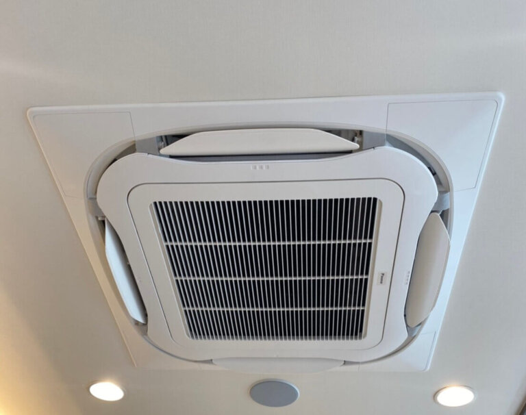 天井に設置できる業務用エアコンは主に4種類！特徴や費用の違いはある ...