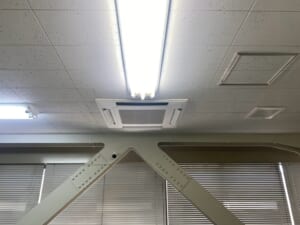 【神奈川県川崎市】パナソニック 業務用エアコン PA-P112U7HDNCX 天井カセット形4方向ツイン更新工事｜事務所 の施工事例