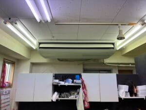 【東京都練馬区】日本キヤリア GCEA11212MUB 天吊形4馬力エアコン美容室 更新 の施工事例